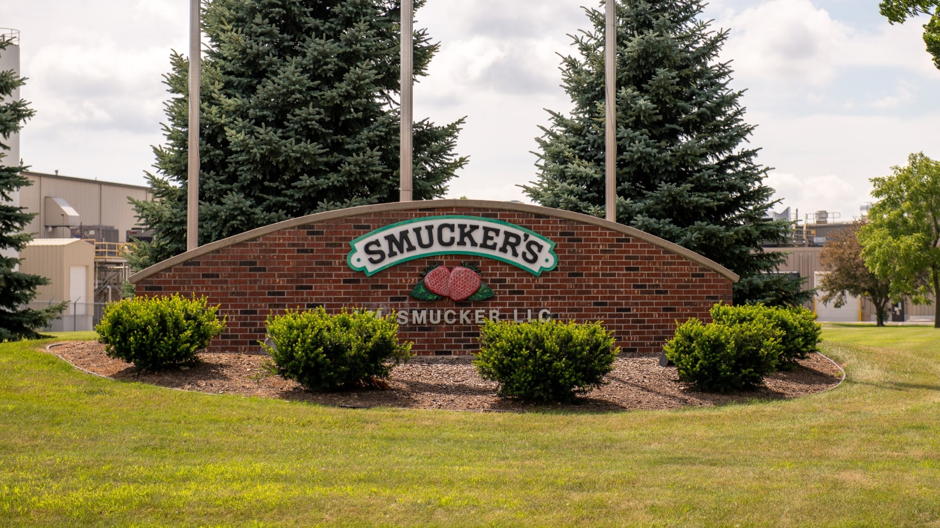 J.M. Smucker feels the bite in pet food in tough retail climate